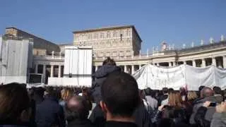 Il penultimo angelus di papa Ratzinger Benedetto XVI, visto da Piazza San Pietro