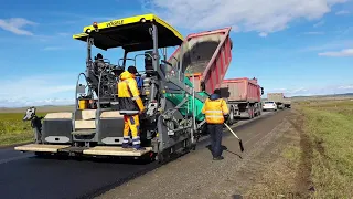 Самосвальный прицеп MEGA работает с асфальтоукладчиком | MEGA tipper trailer & asphalt paver.