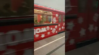 Новогодний ЕЖ-3 на станции Кузнецкий мост 🚇