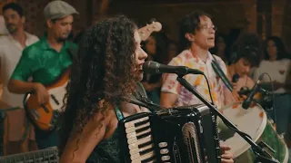 A sorte é cega - Bella Raiane e banda