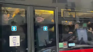 Napoli, insulti e lancio di pietre al passaggio dei bus con i tifosi dell'Eintracht