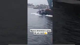 NAVIO PASSOU POR CIMA DE EMBARCAÇÃO #nautica #lanchas #jetski #marinha #navio #shipcrash #shipping