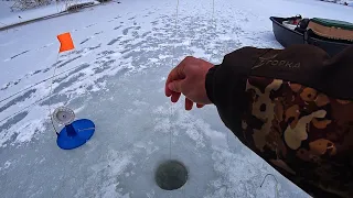 Рыба совсем сдурела! Рвёт леску всё трещит... Последний опасный лёд. Рыбалка 2023.