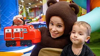 Маленькая Вера - Дядя Фёдор и Медведь ищут паровозики Чаггингтон в парке развлечений Joki Joya