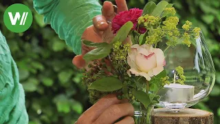 Tischdeko - Weinglas mit Teelicht und Blumen