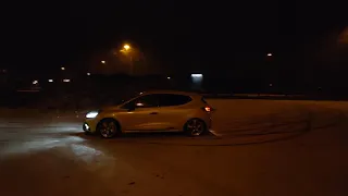 Sliding in the snow with my Renault Clio RS Throphy