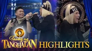 Tawag ng Tanghalan:  Vice Ganda abruptly pulls Vhong's shirt