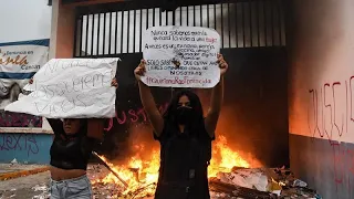 Une manifestation contre les féminicides dégénère à Cancun, la police tire à balles réelles