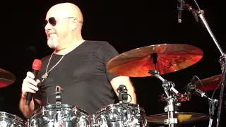 🡆 Jason Bonham Roasts Sammy Hagar as Sammy Makes a Drink On Stage [surpise ending]