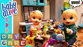 👶Baby Alive Daycare! It's lunch time with Shopkins Real Littles Freezers! We find a LIMITED EDITION!