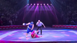 Клоунский дуэт «Группа Захвата» репризу «БОКС». #цирк #клоуны #circus #clown #funnyfight