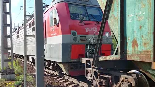 Оператор оказался зажат между двумя поездами и продолжает снимать видео, эксклюзивные кадры Обухово