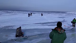 Рыбаки убегают от ледовой волны - не все успели. 8 марта 2018г.