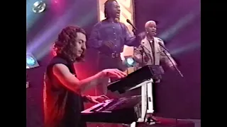 Hilarious Toto performance 'I'll be over you'  (Paich drums, Phillips keys), Dutch TV 1994