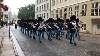 Den Kongelige Danske Livgarde på march. Danish Royal guard on parade