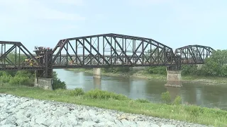 Crews raise KCK's Rock Island Bridge for new entertainment district