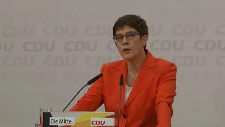 Kramp-Karrenbauer annuncia l'addio alla guida della CDU