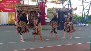 Penampilan tim tari tradisional SMP Negeri 1 Kuala Pembuang