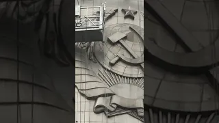 Ukraine Removes Soviet Emblem from Massive Kyiv Monument