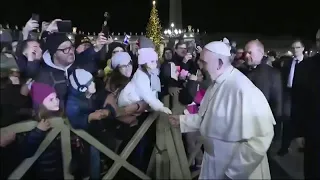 Papa Francisco dá tapa na mão de mulher