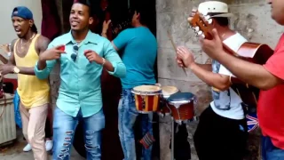Cubanos tocando salsa en la calle en Cuba
