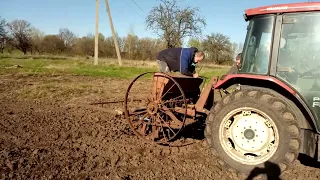 трактор японській сівалка польська а хлопці з України