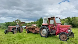spreading manure with massey ferguson 148 and massey 15 spreader