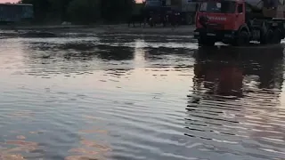 Обь чуть разлилась, Техника ныряет в воду чтобы добраться до парома. Паром не может ближе подойти