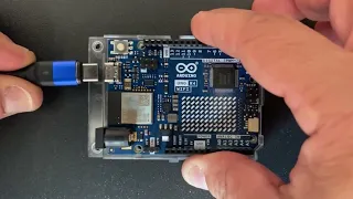 Nuova Arduino Uno R4 - Unboxing and Test