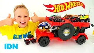 Vlad dan Nikita bermain dengan Hot Wheels Monster Trucks