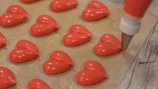 How glossy! Making perfect heart meringue cookies!♥️