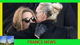 Obsèques de Johnny Hallyday  arrivée main dans la main avec Laura, Laeticia Hallyday a craqué