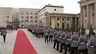 Militärische Ehren für König Charles III - Preußens Gloria vor dem Brandenburger Tor