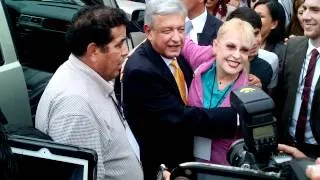 Acompañando a Andrés Manuel López Obrador a su salida del Tec de Monterrey
