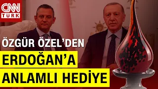 Erdoğan ve Özgür Özel Arasında Karşılıklı Hediyeleşme! Özel’in Erdoğan’a Hediyesi: Cumhuriyet Ateşi
