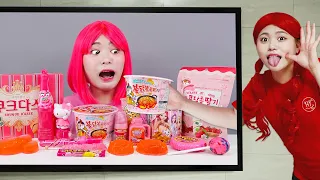 Red Food VS Pink Food Challenge 하이유의 TV 속 빨간색 핑크색 음식 챌린지  Mukbang Fire Spicy Noodle | HIU 하이유
