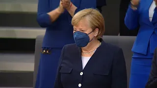 Standing Ovations für Merkel im Bundestag | AFP