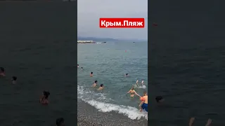 МНОГО ЛЮДЕЙ на ПЛЯЖЕ в Крыму. Алушта Сегодня.