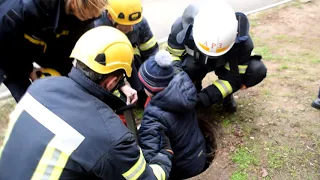 Рятувальники надали допомогу хлопчику, який впав у люк