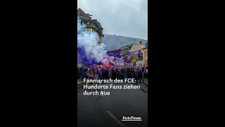 FC Erzgebirge Aue: Hunderte Fans marschieren durch Aue