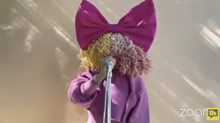 Sia apresenta a Performance de ''Bird Set Free'' durante o Represent Us