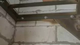 крепление металлокаркаса лестницы к газоблоку