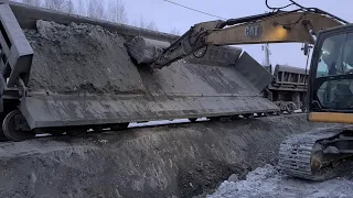 Зачистка думпкаров. Намерзание горной массы. Костомукшский ГОК | Industrial video