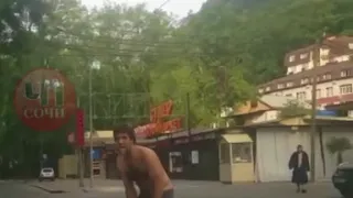 Сочинский "Тарзан" с пеной у рта кидается на автомобили