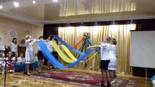 Дуже гарний танец вихователів Олевського дитячого садочка Сонечко