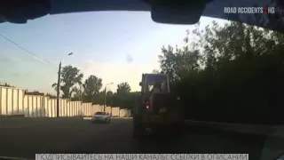 ДТП в Казани   водитель трактора врезался в иномарку и улетел авария май 2015