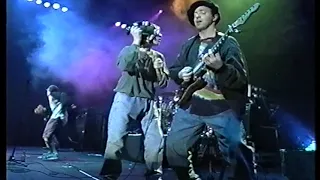 THE HAPPY MONDAYS .  LIVE AT THE G-MEX .  1990.