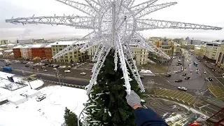 Праздник к нам приходит / Украшение 30 метровой новогодней елки