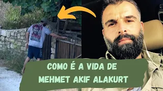 Como é a vida de Mehmet Akif Alakurt