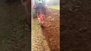 Oranje mahindra 7030 plowing.